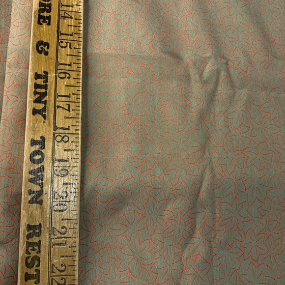 Tan/Red Leaf Outline Slinky Fashion Fabric - Rosewood - Blouse Dress 60" x 5 yd - Picture 9 of 11